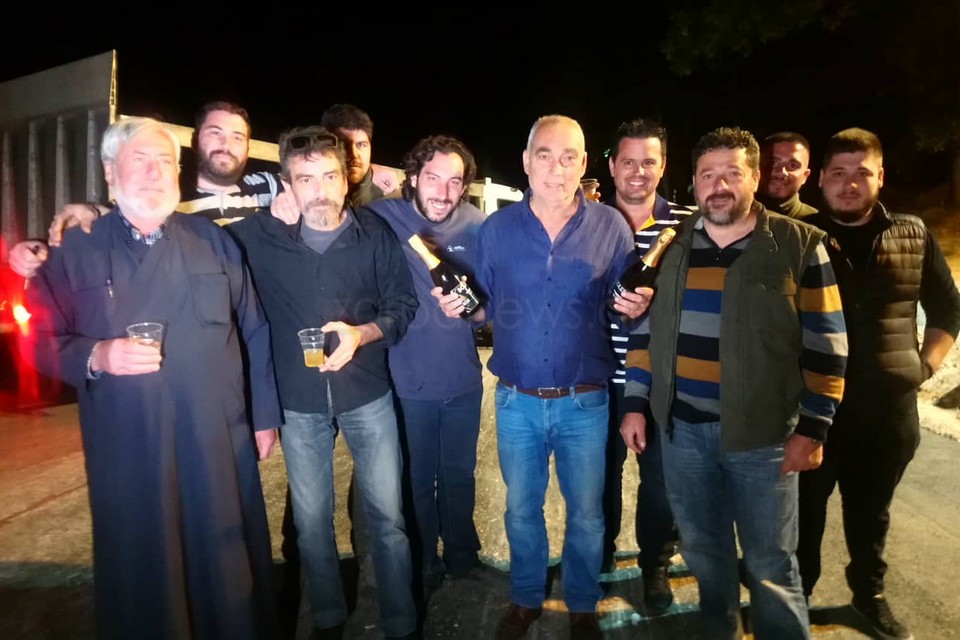 Χανιά: Γιόρτασαν την ασφαλτόστρωση στον Κερίτη με σαμπάνιες (φωτο)