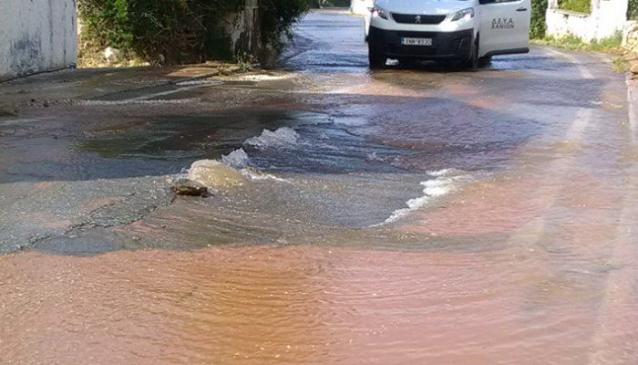 Ποτάμι έγινε ο δρόμος στα Περιβόλια μετά από ζημιά σε αγωγό (φωτο)