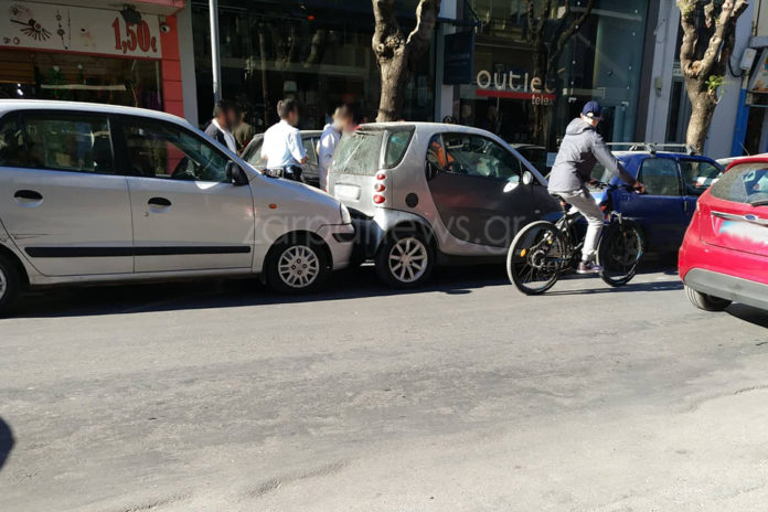 Καραμπόλα στο κέντρο των Χανίων – Σύγκρουση 3 οχημάτων στην Κυδωνίας