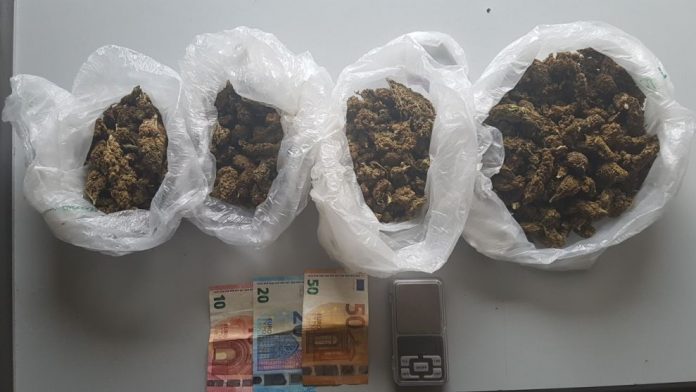 Χειροπέδες σε 39χρονο στα Χανιά που πουλούσε ναρκωτικά στις πιάτσες