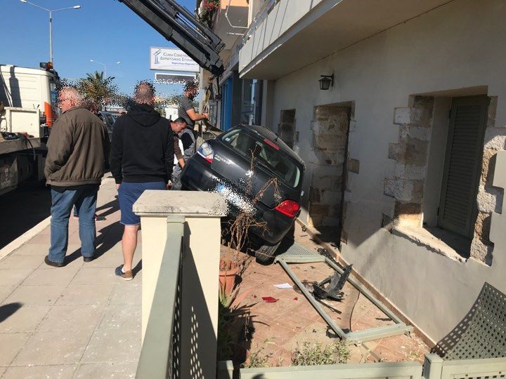 Xανιά: IX… χτύπησε το κουδούνι σπιτιού – Τρελή πορεία, τυχερός ο οδηγός –