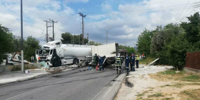 Δύο νεκροί και ένας τραυματίας σε φρικτό τροχαίο με βυτιοφόρο