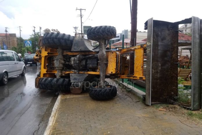 Τούμπαρε JCB στον Μακρύ Τοίχο! Κυκλοφοριακό κομφούζιο από τις ουρές αυτοκινήτων