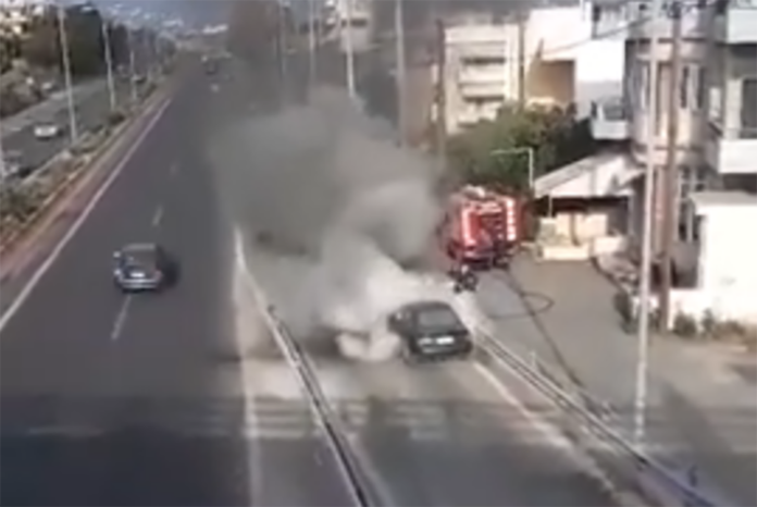 Πανικός από το εν κινήσει φλεγόμενο όχημα