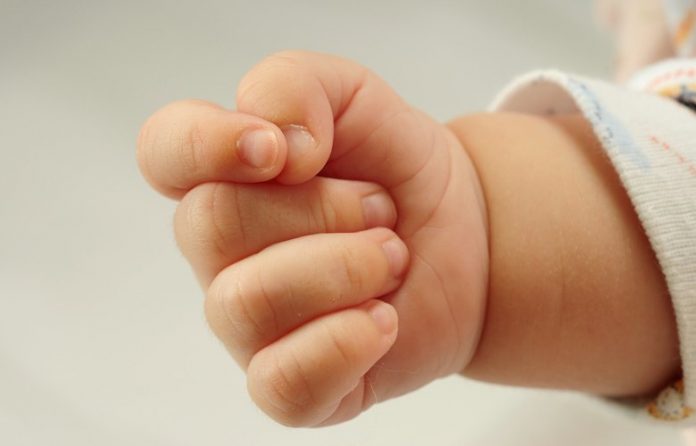 Τραγωδία! Νεκρό βρέφος μόλις οκτώ μηνών – Το βρήκαν μελανιασμένο…