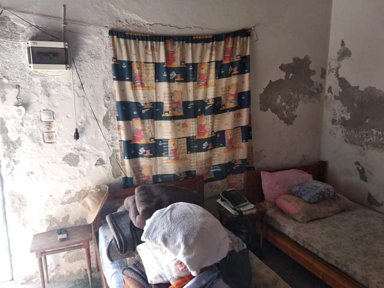 Χανιά: Γιαγιά με πέντε ανήλικα εγγόνια ζει σε τρώγλη και χρειάζεται την βοήθειά μας