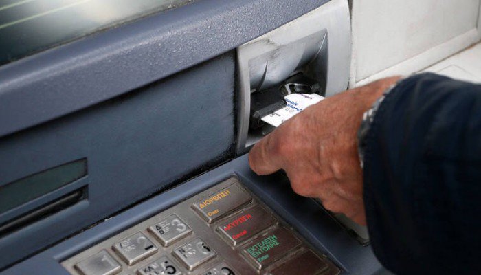 Χρεώσεις – «φωτιά» στα ATM: Δείτε πόσο θα... κοστίζουν οι αναλήψεις από τη Δευτέρα