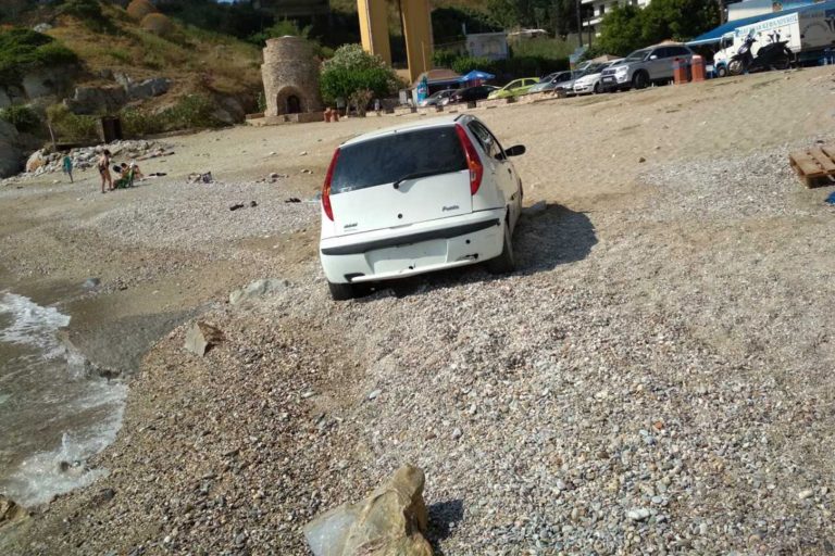 Οδηγός στην Κρήτη πάρκαρε το αυτοκίνητο στα 2 μέτρα από την θάλασσα (φωτο)