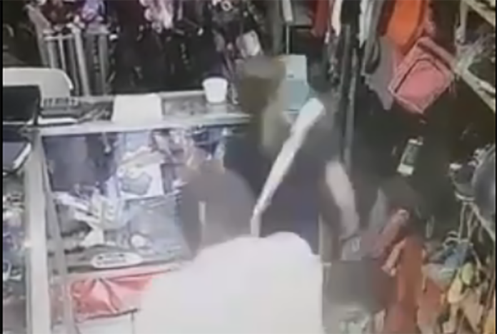Σοκαριστικό βίντεο: Ληστής χτυπάει με ρόπαλο υπάλληλο καταστήματος
