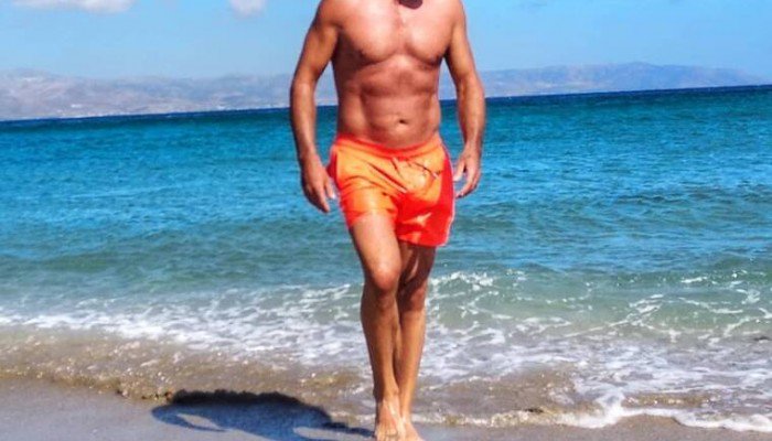 Έλληνας ηθοποιός, 57 ετών, με κοιλιακούς... φέτες!