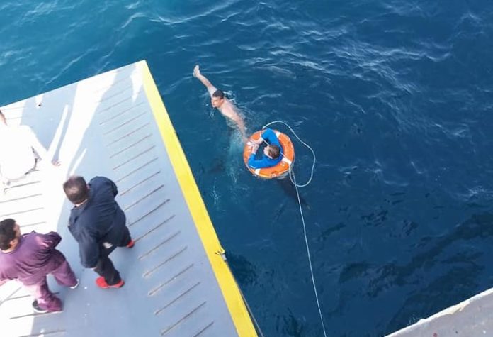 Έζησαν τον εφιάλτη ενώ τους «κατάπιναν» τα κύματα – Βίντεο με διάσωση τουρίστριας