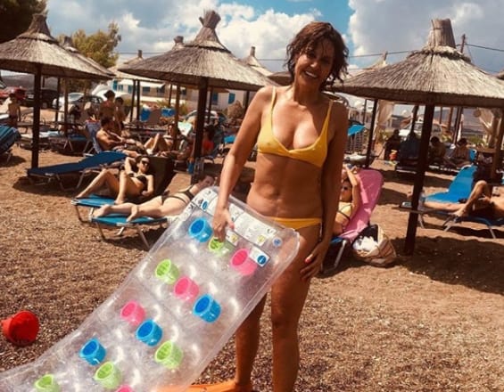 Η Αλεξάνδρα Παλαιολόγου ποζάρει με μαγιό στην Κρήτη