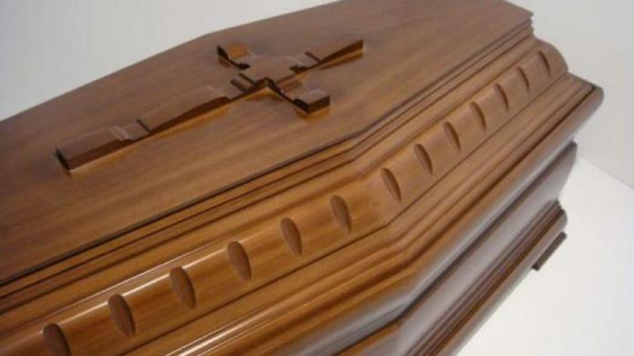 Λάθος νεκρός στο φέρετρο – Σταμάτησε η κηδεία