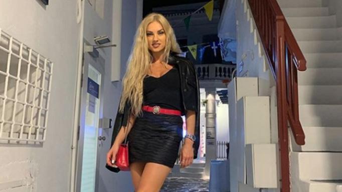 Τζούλια Νόβα: Αναστάτωσε όλη την παραλία στον Όρνο με το μικροσκοπικό μαγιό της!