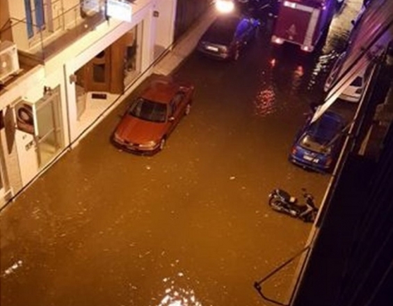 Σαρρώνει η κακοκαρία - Απεγκλωβίστηκαν 1.000 άτομα από κέντρο διασκέδασης!
