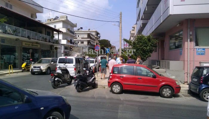 Βανάκι συγκρούστηκε με μηχανάκι στα Χανιά (φωτο)