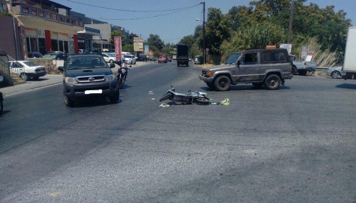 Σύγκρουση αυτοκινήτου με δίκυκλο με έναν τραυματία στα Χανιά (φωτο)