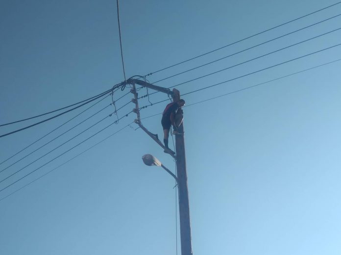 Alert! Άνδρας ανέβηκε πάνω σε στύλο της ΔΕΗ στη Ζυμβρακάκηδων