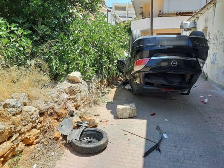 Συγκλονιστικό τροχαίο! Τούμπαρε αμάξι σε κατοικημένη περιοχή μέσα στα Χανιά – Κατέληξε σε χώρο που παίζουν παιδιά…