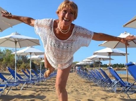 Ρεκόρ Γκίνες για την 81χρονη σέρφερ, Αναστασία Γερολυμάτου (βίντεο)