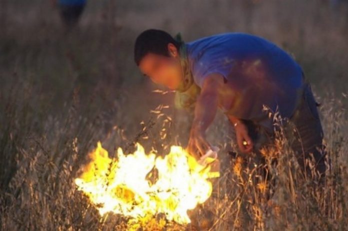 Κρήτη: Έβαλαν φωτιά με μολότοφ! – Ανήλικος ο ένας δράστης