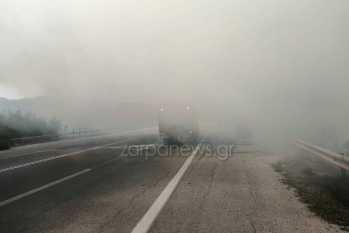 Συναγερμός στην πυροσβεστική για φωτιά – «Πνίγηκε» στον καπνό η εθνική οδός