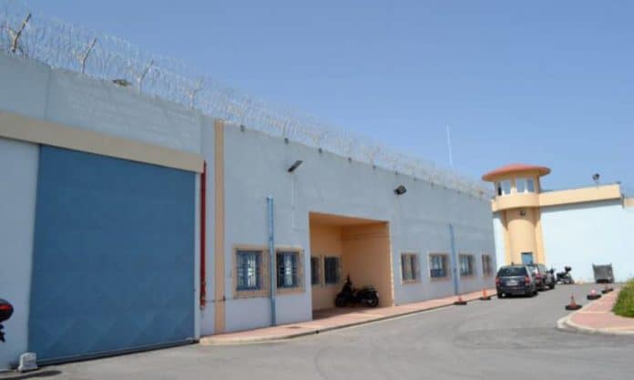 Συναγερμός στις φυλακές της Αγυιάς: Φορτηγάκι πέταξε ύποπτο δέμα