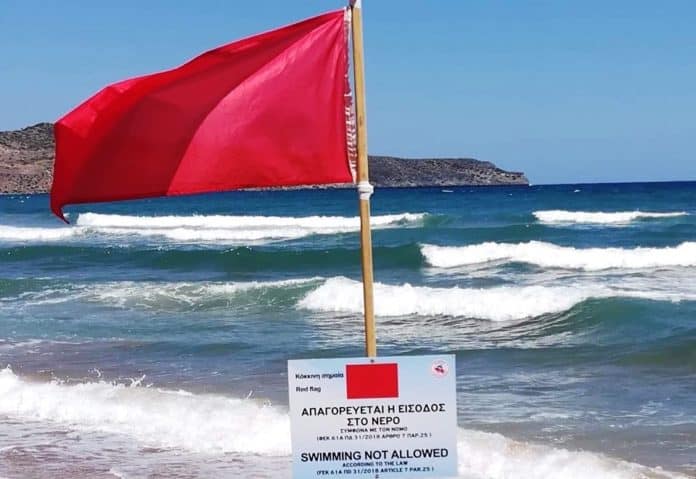 Κόκκινη σημαία στις παραλίες των Χανίων: Σχεδόν διπλάσιοι ναυαγοσώστες στους πύργους