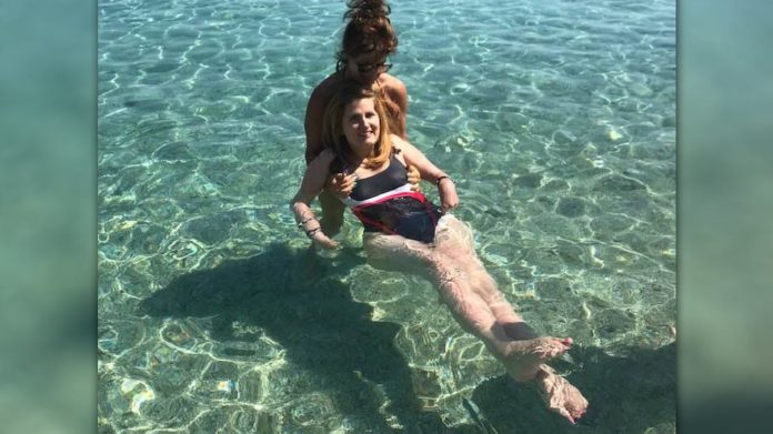 Συγκίνηση για τη Μυρτώ – Μπάνιο στη θάλασσα 7 χρόνια μετά την κακοποίησή της