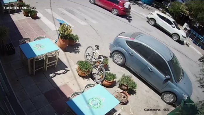 Όπισθεν στα… τυφλά! Σοκαριστικό video με παράσυρση πεζού