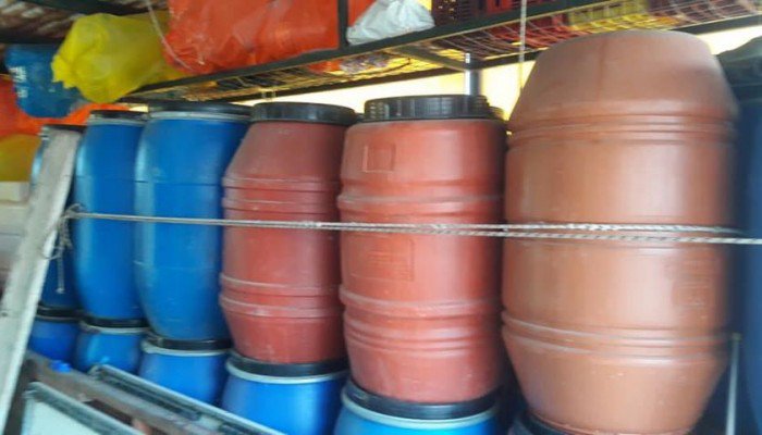Δεσμεύτηκαν σχεδόν 2.000 λίτρα από παράνομη ρακί, τσικουδιά και ούζο
