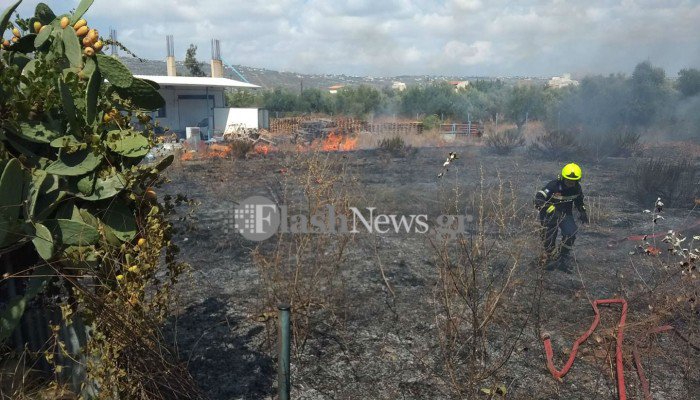 Αναστάτωση στην Σούδα από φωτιά σε χωράφι κοντά σε επιχειρήσεις και σπίτια (φωτο)