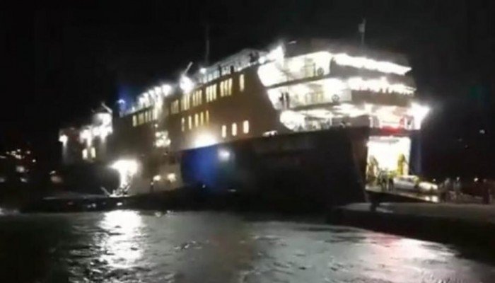 Πλοίο δεν μπορεί να δέσει στο λιμάνι λόγω των ισχυρών ανέμων (βίντεο)