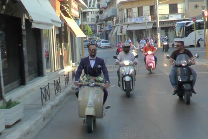 Τους χάζευαν όλα τα Χανιά – Πομπή από βέσπες συνόδευσε το γαμπρό στην εκκλησία