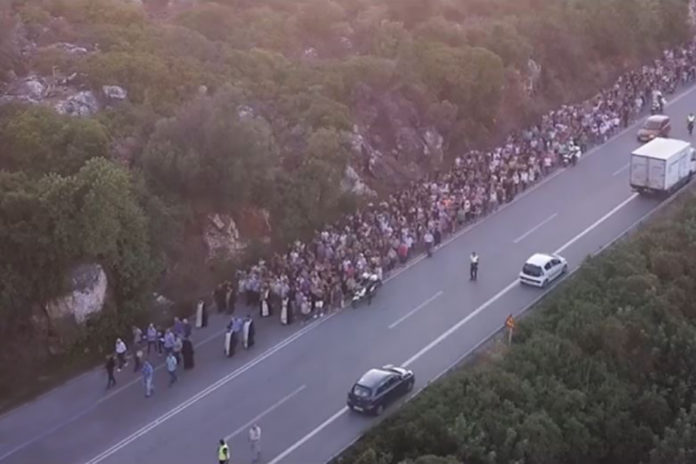 Περπάτησαν 5 χιλιόμετρα για τη χάρη της Παναγίας της Χαρακιανής
