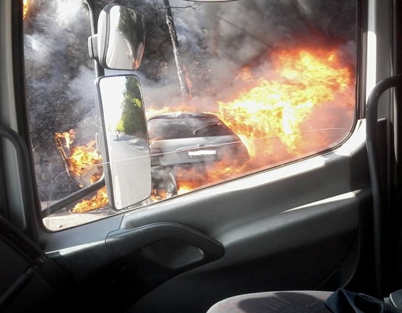 Κρήτη: Στις φλόγες αυτοκίνητο στο οποίο επέβαιναν και παιδιά