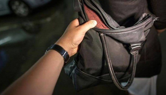 Του άρπαξε την τσάντα με πάνω από 1500 ευρώ μέσα - Τη συνέλαβαν μέσα σε λίγες ώρες