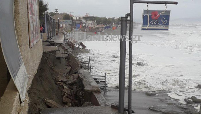 Ξεκούφισαν τα κύματα το έδαφος κάτω από το πεζοδρόμιο με αποτέλεσμα αυτό να υποχωρήσει τα ξημερώματα - Άμεσως ο κίνδυνος για σπίτι που βρίσκεται σε εκείνο το σημείο.