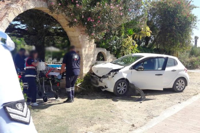 Τροχαίο με δύο τραυματίες στα Χανιά μετά από μετωπική δύο ΙΧ