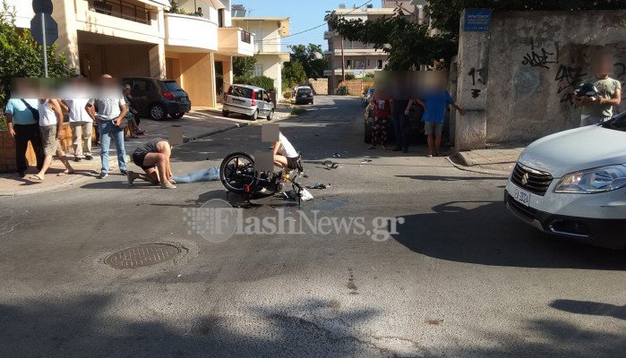 Μηχανάκι συγκρούστηκε με ΙΧ σε τροχαίο ατύχημα στο κέντρο των Χανίων (φωτο)
