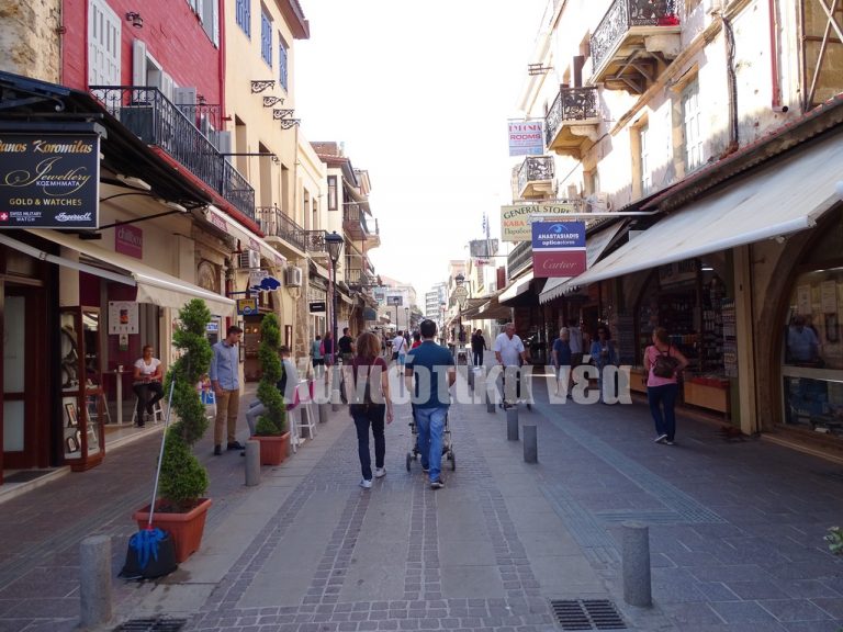 Χανιά: Δύο μέτρα και δύο σταθμά με τον κανονισμό δημοσίων χώρων;
