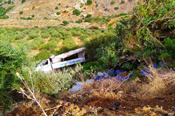 Τροχαίο για φορτηγάκι με φιάλες υγραερίου – Επιχείρηση απεγκλωβισμού του οδηγού εν μέσω διαρροής