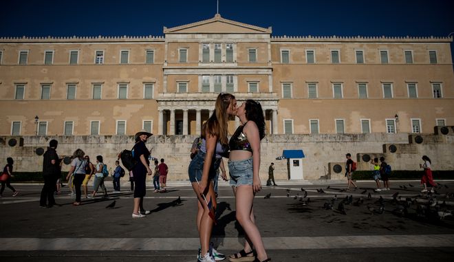 Ζευγάρια ανθρώπων που συμμετείχαν στο Athens Pride εκφράζουν την αγάπη τους με ένα φιλί ως πρός τον ή την σύντροφό τους, μπροστά στο κτήριο της βουλής στην πλατεία Συντάγματος. - Φωτογραφία Αρχείου (EUROKINISSI / ΣΤΕΛΙΟΣ ΜΙΣΙΝΑΣ) EUROKINISSI