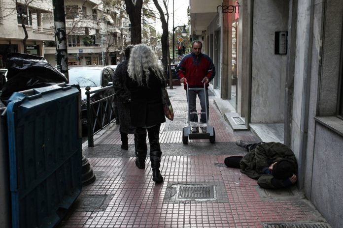 Καταγγελία για άγριο ξυλοδαρμό τριών αστέγων από κουκουλοφόρους με ρόπαλα στα Χανιά