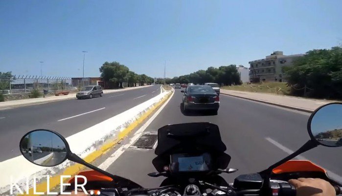 Μια συρραφή από όσα συναντά κατά τη μετακίνησή του στους δρόμους του νησιού ο οδηγός μιας μηχανής
