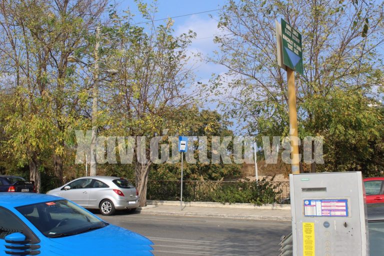 Οδηγοί στα Χανιά πληρώνουν τα χαλασμένα παρκόμετρα