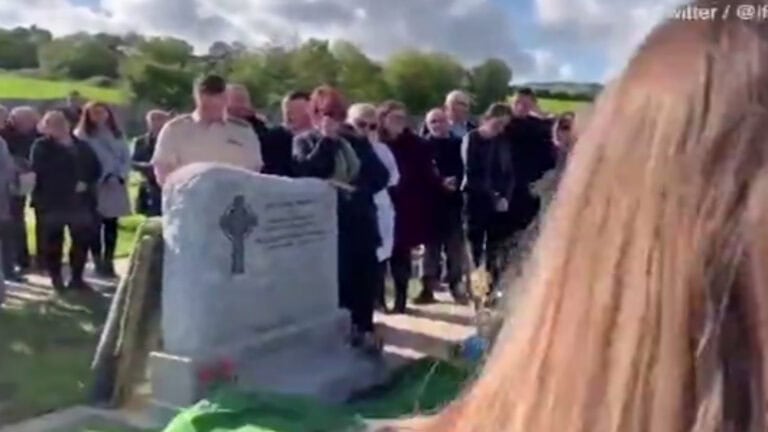 «Βγάλτε με έξω, είναι σκοτεινά εδώ»: Άνδρας φώναζε από τον τάφο στην κηδεία του (video)
