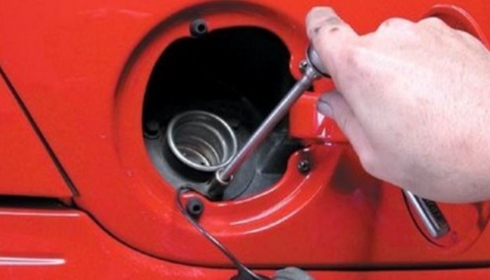 Είχαν κλέψει από αυτοκίνητα βενζίνη αξίας 750 ευρώ