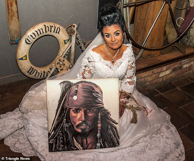 Μια 45χρονη παντρεύτηκε το φάντασμα του... Jack Sparrow και υποστηρίζει πως προσπάθησε να την σκοτώσει (video)