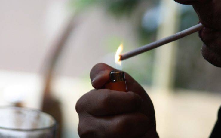 Πελάτης ενοχλήθηκε από το τσιγάρο του διπλανού, κάλεσε την Αστυνομία κι έπεσε... διπλή καμπάνα!